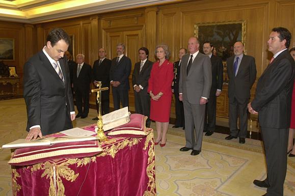 17/04/2004. 32Eighth Legislature (1). José Luis Rodríguez Zapatero takes the oath of office as President of the Government.